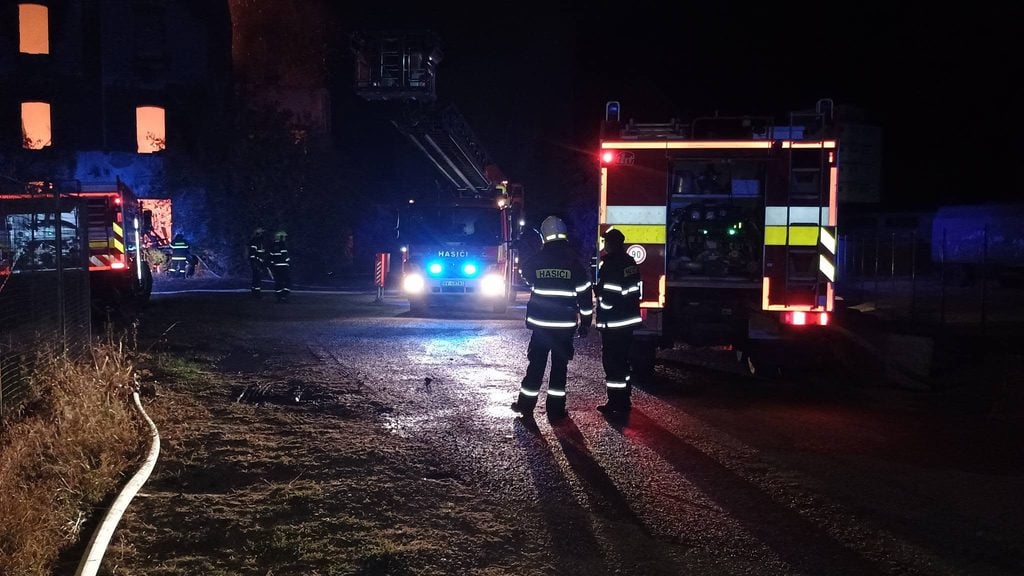 Haičské auto a hasiči pri zásahu v Plešivci
