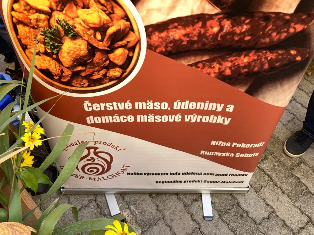 Stánok s mäsovými výrobkami vyzdobený tradičnými hospodárskymi motívmi - Nižná Pokoradz.