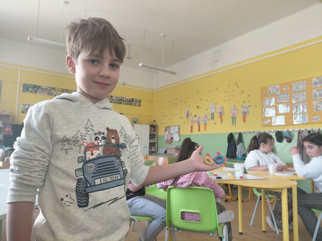 deti v skúkromnej zákaldnej škole Zlatice Oravcovej pri práci