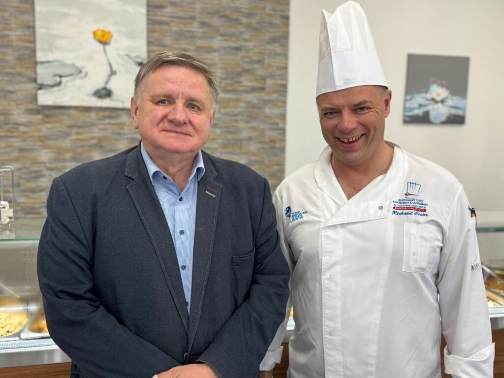 Riaditeľ Jaroslav Bagačka a kuchár Richard Cisár.