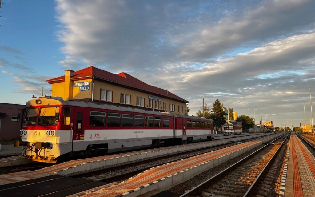 Motorový vozeň rady 813 "bageta" v stanici Jesenské.