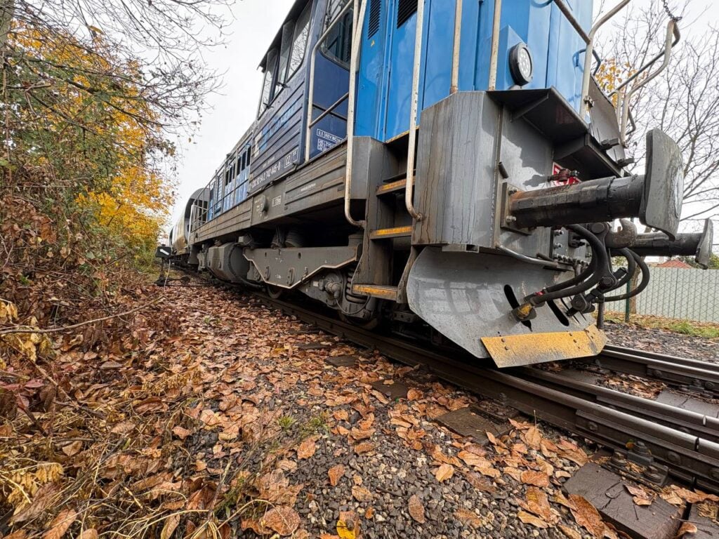 Vykoľajený vlak na železničnom priecestí na ulici Kalmána Mikszáta v Rimavskej Sobote.