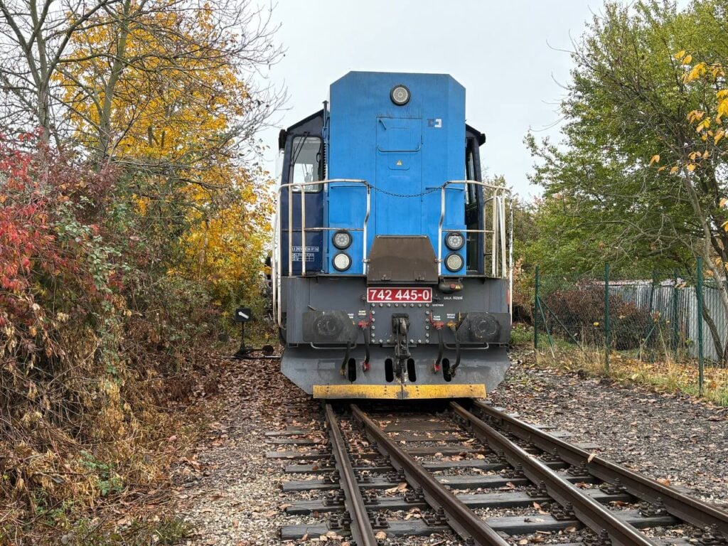 Vykoľajený vlak na železničnom priecestí na ulici Kalmána Mikszáta v Rimavskej Sobote.