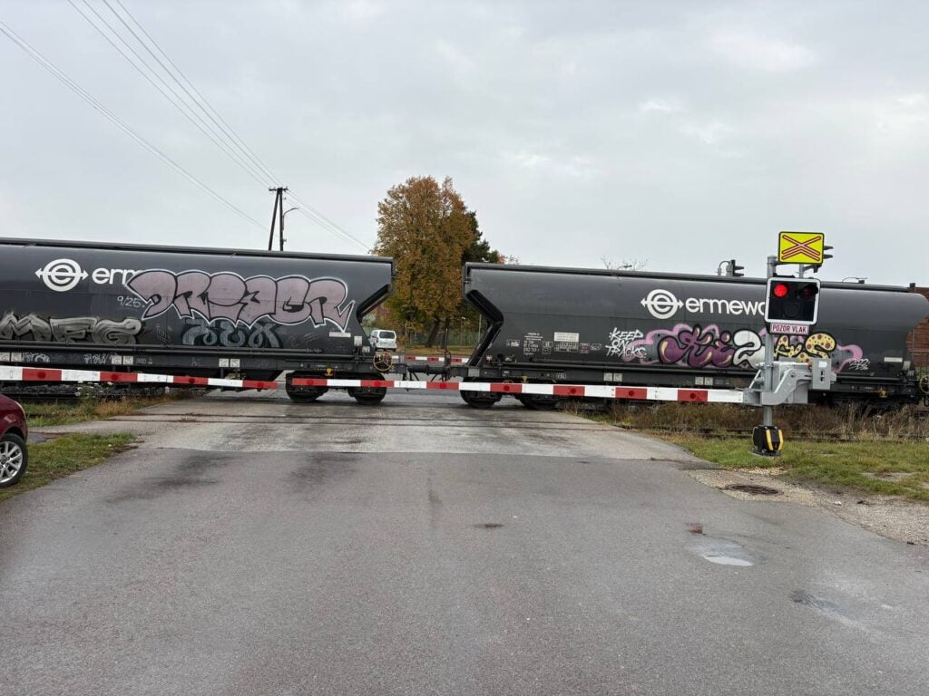 Vykoľajený vlak na železničnom priecestí na ulici Kalmána Mikszáta v Rimavskej Sobote.