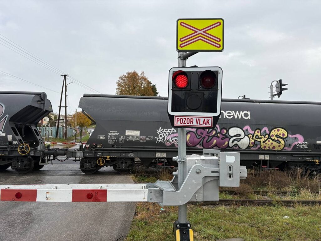 Vykoľajený vlak na železničnom priecestí na ulici Kalmána Mikszáta v Rimavskej Sobote.